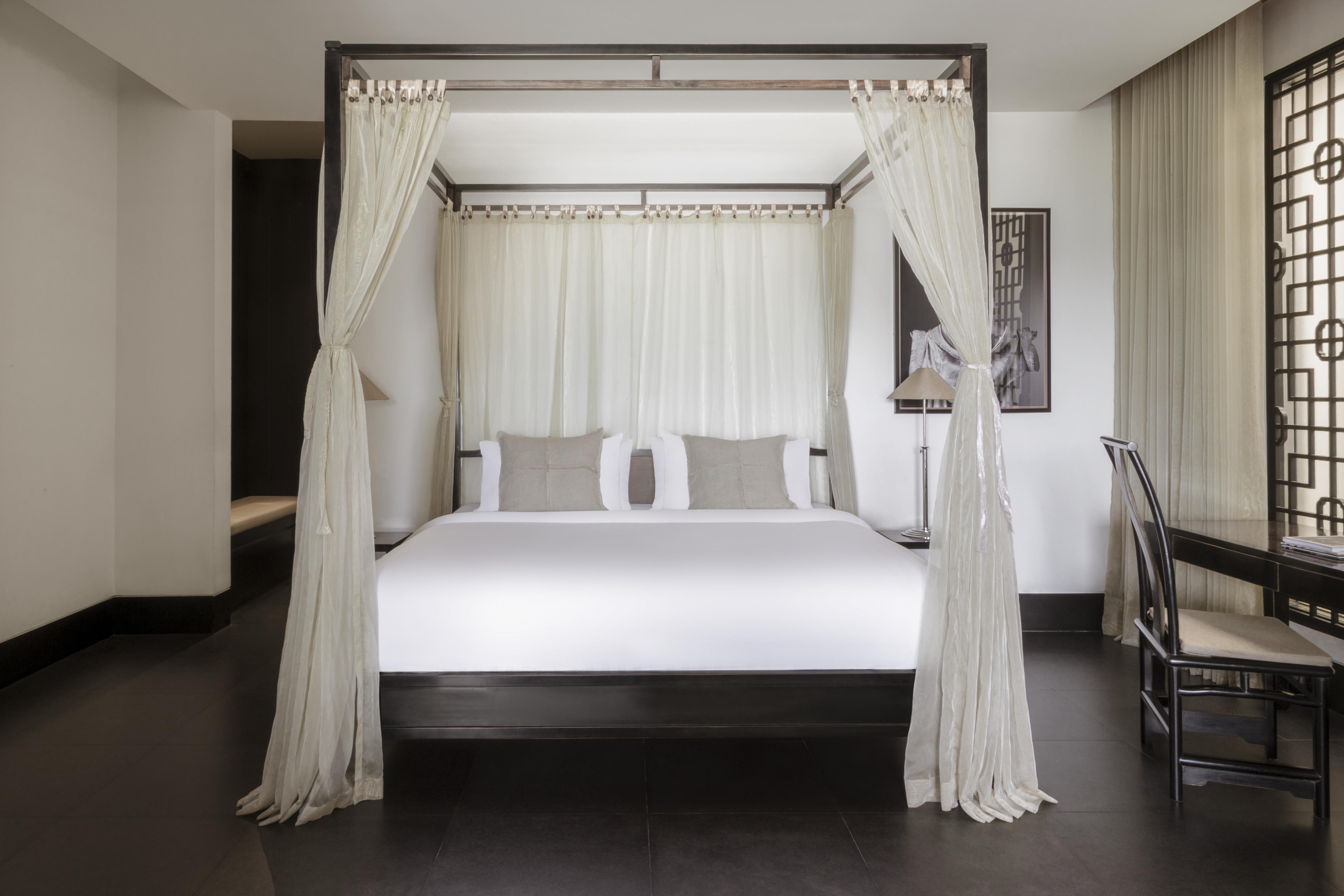 The Pavilions Phuket (Adults Only) Pantai Bang Tao Bagian luar foto A bed with curtains