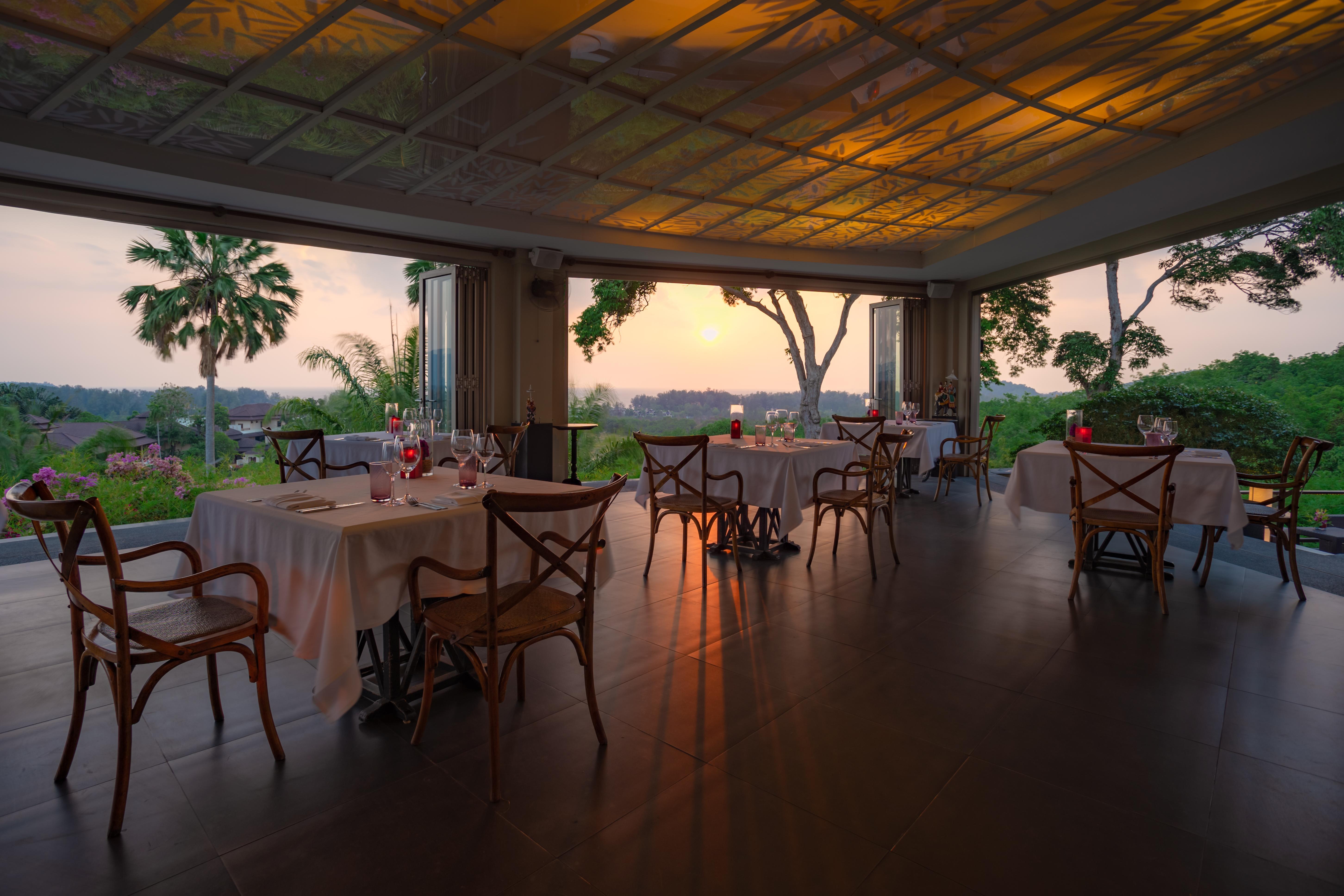 The Pavilions Phuket (Adults Only) Pantai Bang Tao Bagian luar foto The restaurant at the Taj Bengal
