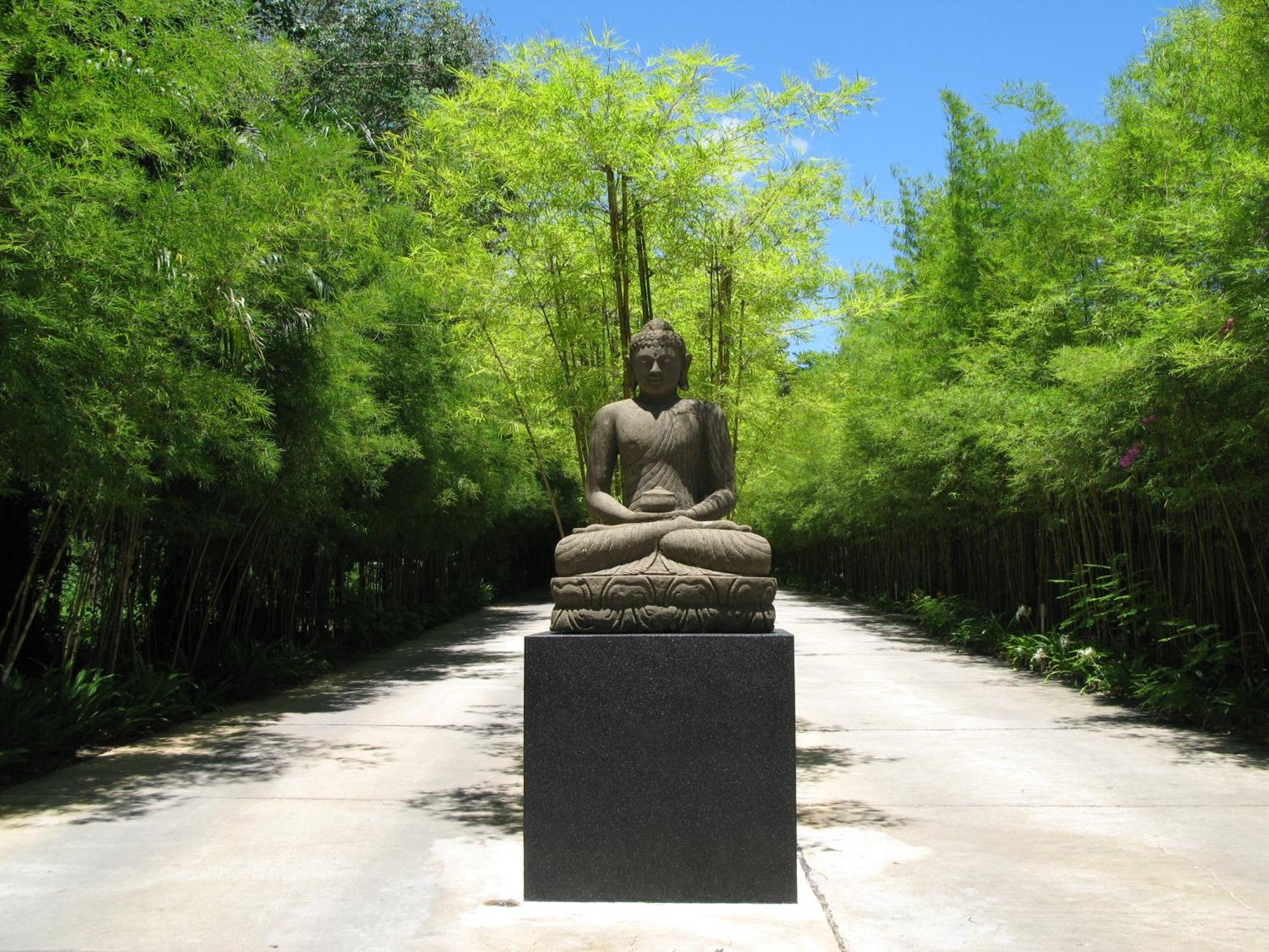 The Pavilions Phuket (Adults Only) Pantai Bang Tao Bagian luar foto The Buddha statue at the entrance of the temple